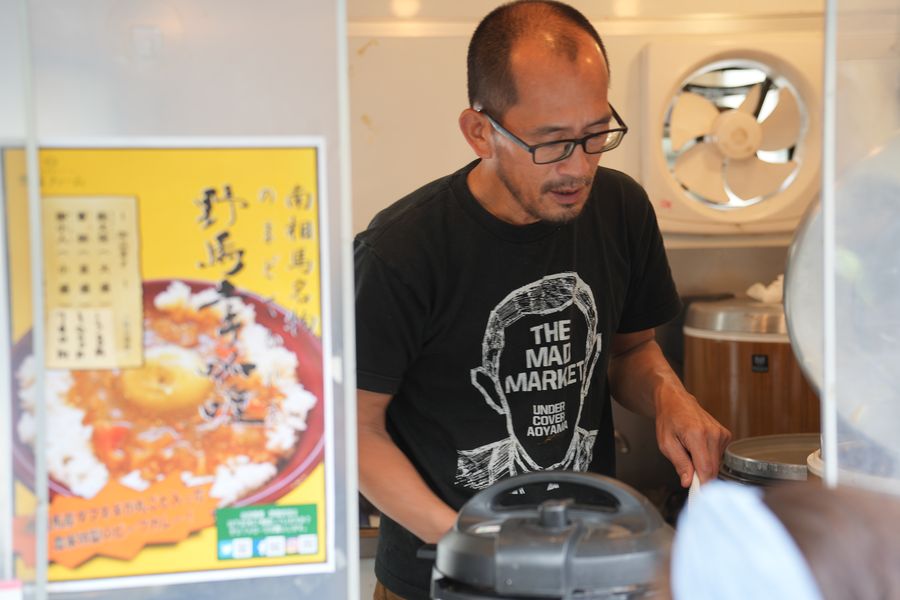 野馬土手カレーを販売する豊田まさお