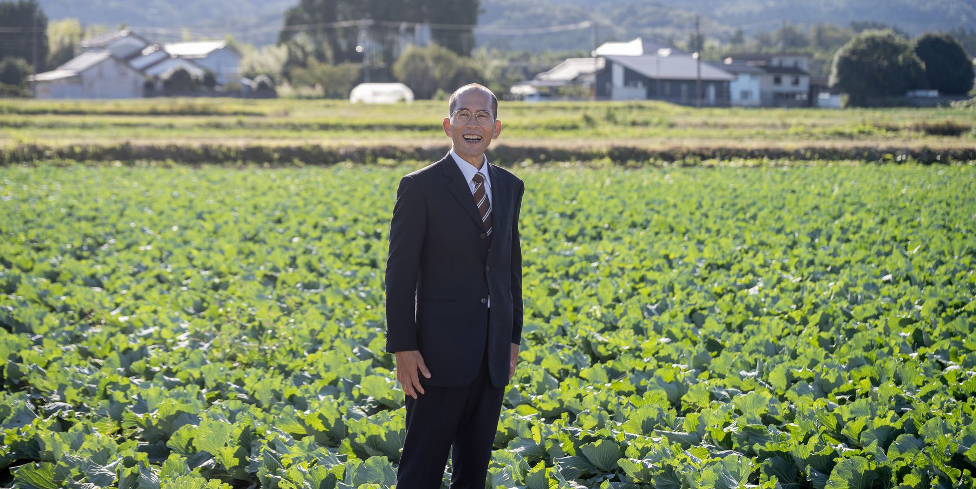 畑に立つ豊田まさお